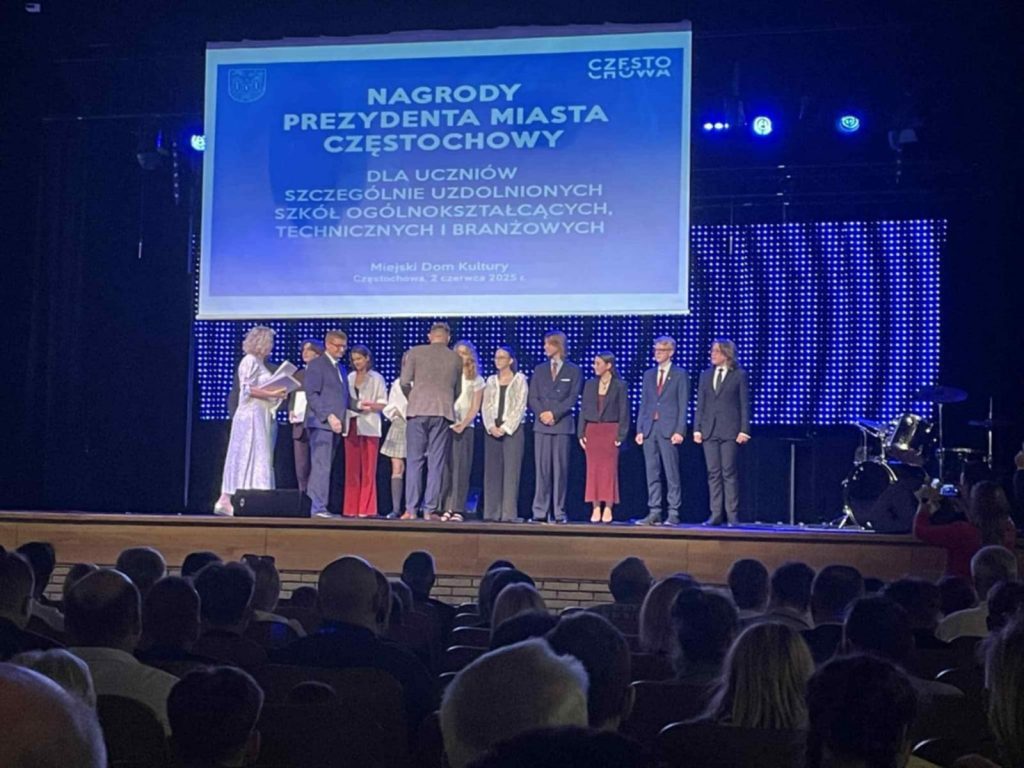 Dominik_Gladysz_otrzymuje_nagrode_prezydenta