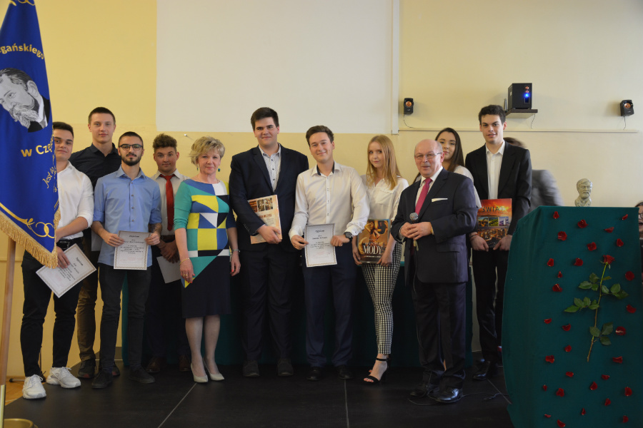 Uroczystość wręczenia świadectw w klasach trzecich